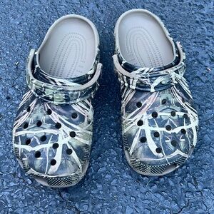 Boys Camouflage Crocs size J6